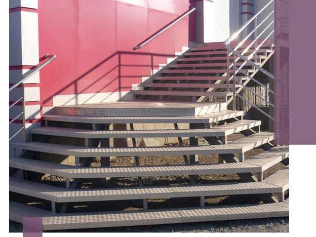 Лестницы для магазина в Курске — изготовление и монтаж