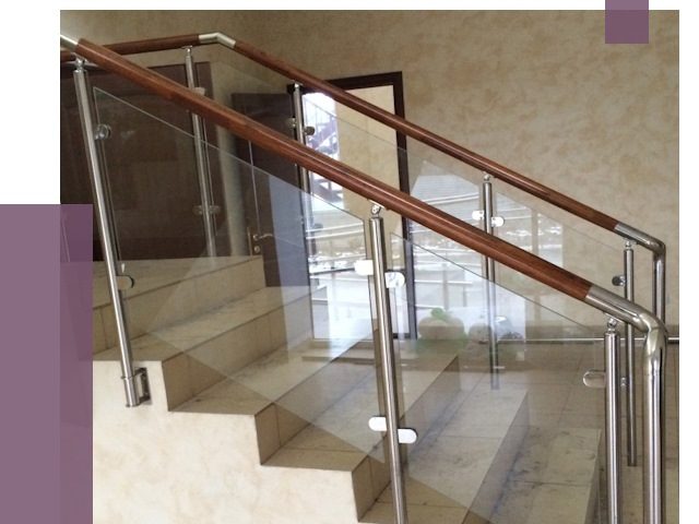 Комбинированные перила из металла и дерева в Курске